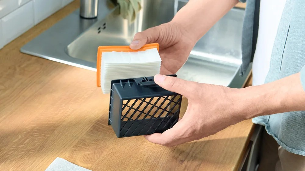 Series 4 Bagged Vacuum Cleaner – 2200W, XL Dust Bag, HEPA Filter, Black | Bosch BGL38GOLD