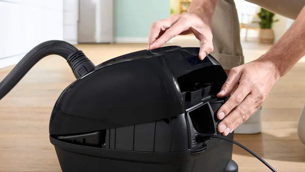 Series 4 Bagged Vacuum Cleaner – 2200W, XL Dust Bag, HEPA Filter, Black | Bosch BGL38GOLD