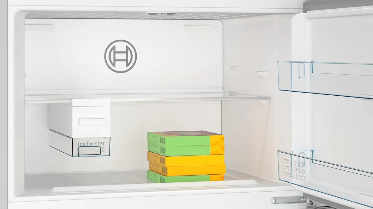 Series 6 Top Freezer Refrigerator – 641L Net Capacity, NoFrost, EasyAccess Shelves, 186x86 cm, Anti-Fingerprint Steel | Bosch KDN86AI3E9